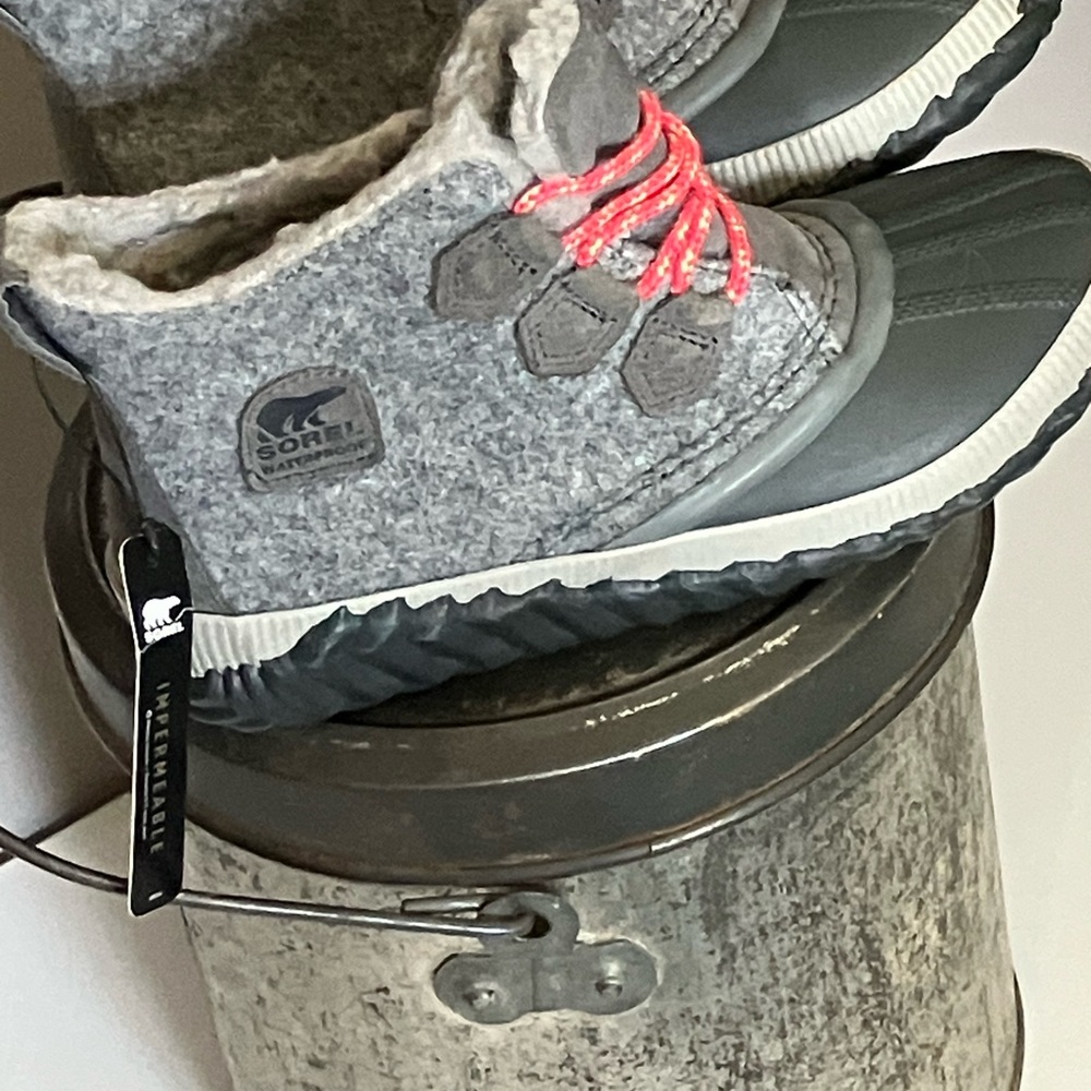 Sorel Women's or kids out and about boots. NWT pink, gray and black. EU 37 orsz5